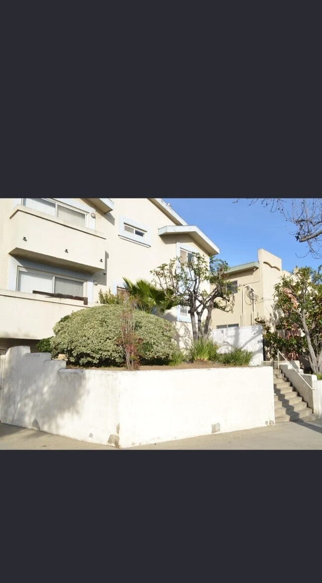 Building Photo - 335 E Plymouth St Unit 5