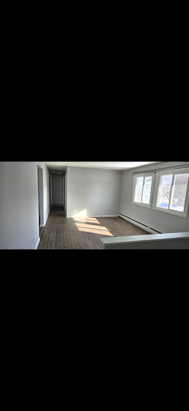 Upper duplex unit. Entry and living room - 4664 Suffolk Rd Unit Mound Upper  Duplex