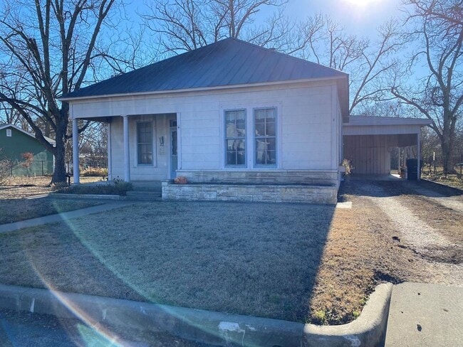 209 W Hackberry St