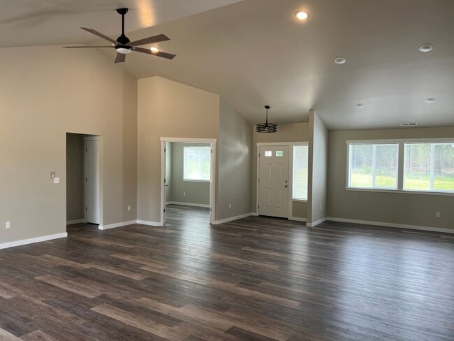 Building Photo - Country quiet, brand new house