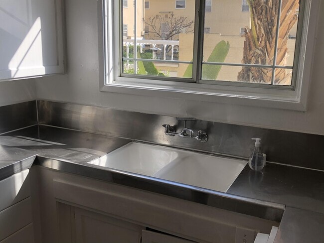 Photo - 2453 Silver Lake Blvd Unidad 2453-B