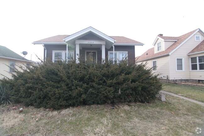 Building Photo - 2 Bedroom & Large Car Garage in Moline for... Rental