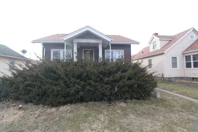 2 Bedroom & Large Car Garage in Moline for... - 2 Bedroom & Large Car Garage in Moline for... House