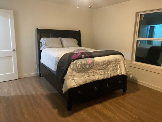 Photo - 1482 Burger St