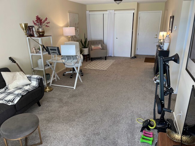 6423 Colony Way Unidad 1H