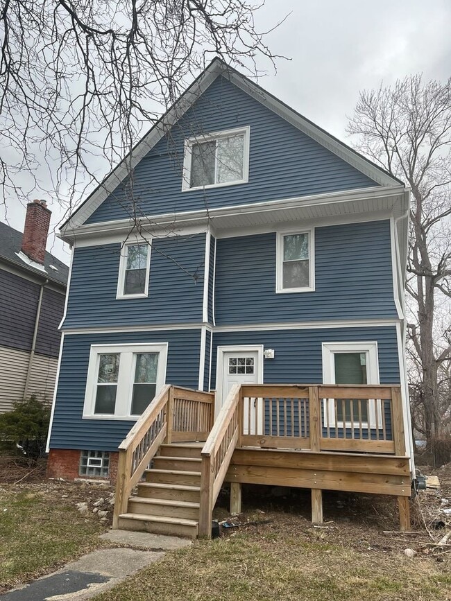 Building Photo - 5 Bedroom, 2 bath home