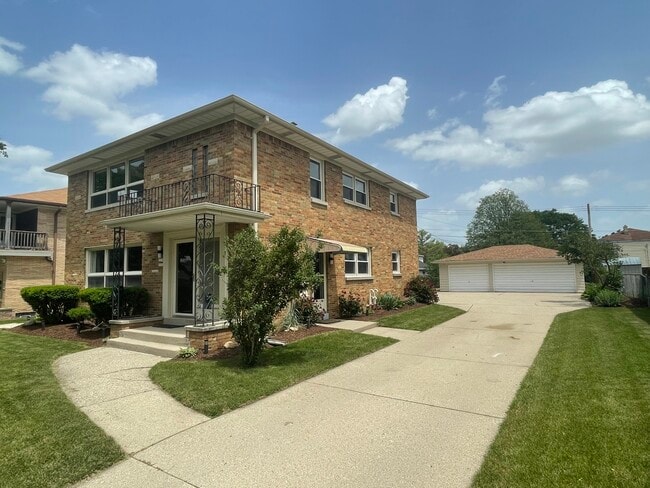 Building Photo - 3234 S 77th St Unit Upper