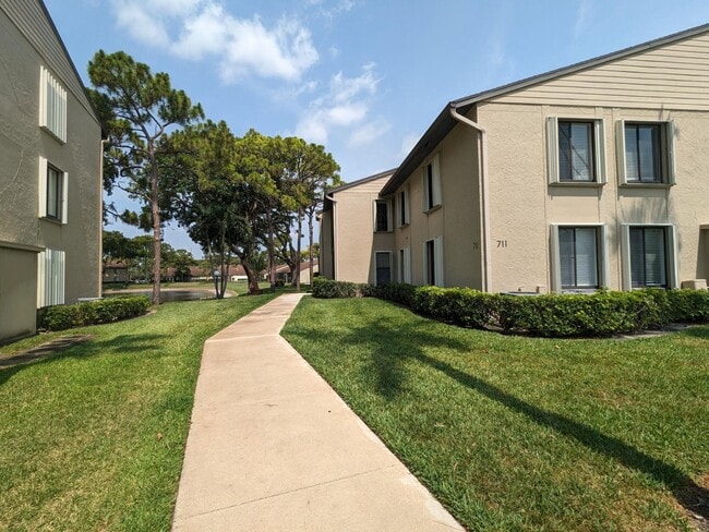 Building Photo - 711 Sunny Pine Way Unit B1