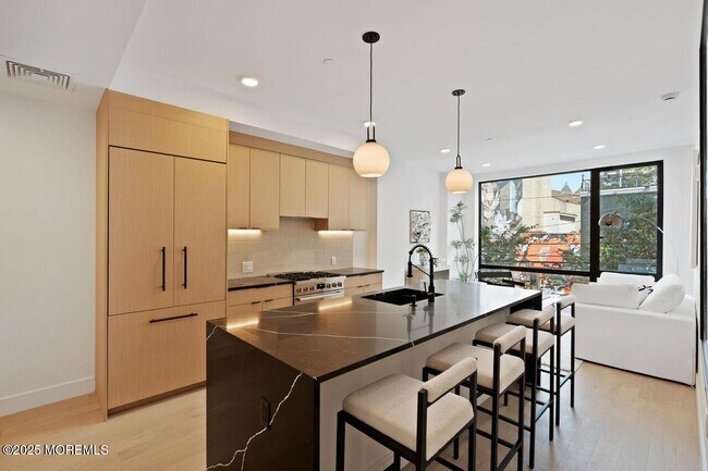 Photo - 139 Christopher Columbus Dr Unidad 305