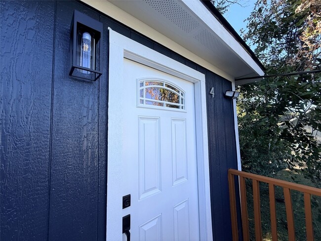 Building Photo - 2209 Gano St Unit 4