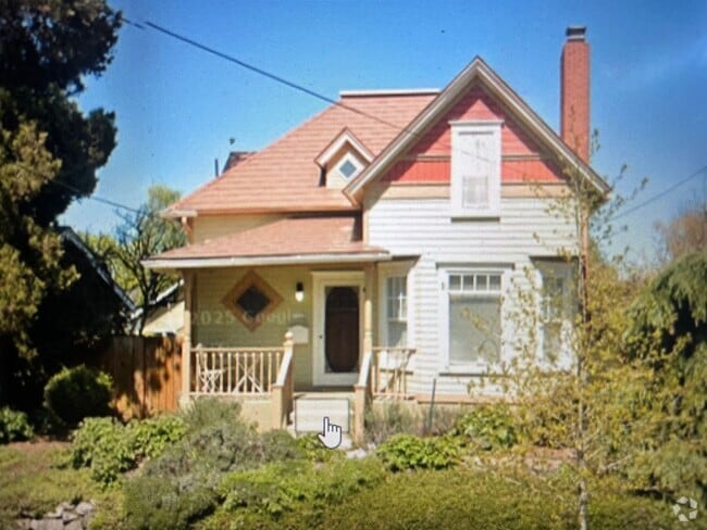 Building Photo - Stunning 3 bedroom/ 2 bath Victorian 2 sto... Rental