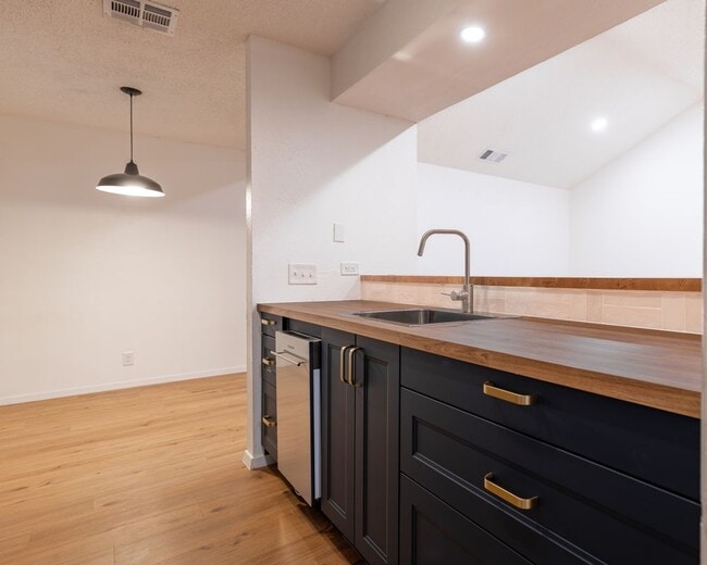 Photo - 100 Nicole Cove Unit B