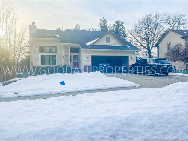 Large 4 Bedroom, 2 Bathroom Home in West D... - Large 4 Bedroom, 2 Bathroom Home in West D...