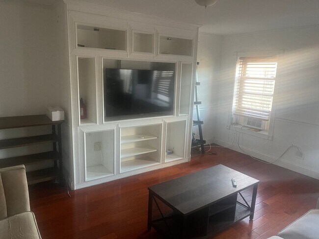 Photo - 579 Putnam Ave