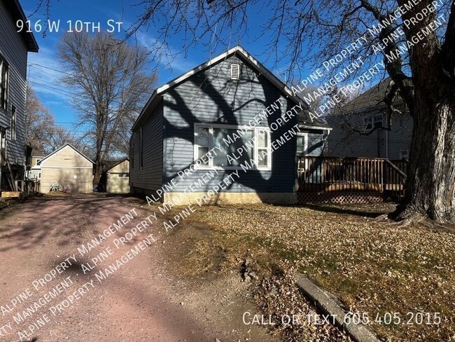 916 W 10th St