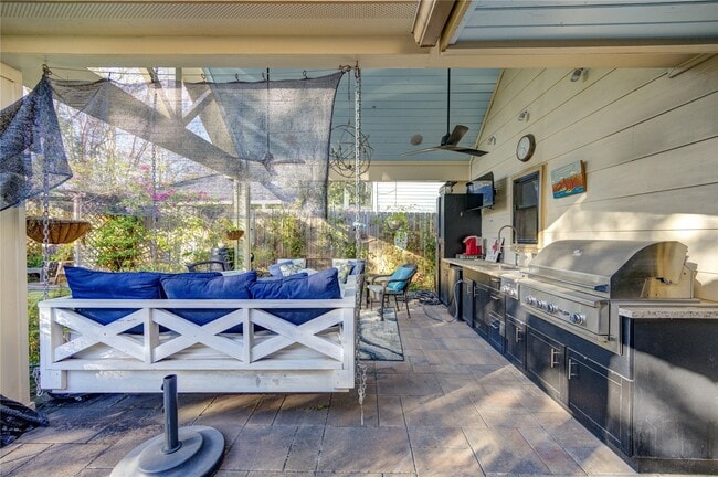 Building Photo - 22526 Cove Hollow Dr
