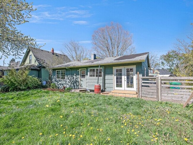 Photo - 1066 NE Madrona St House