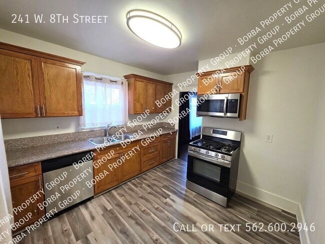 Building Photo - 241 W 8th St Rental
