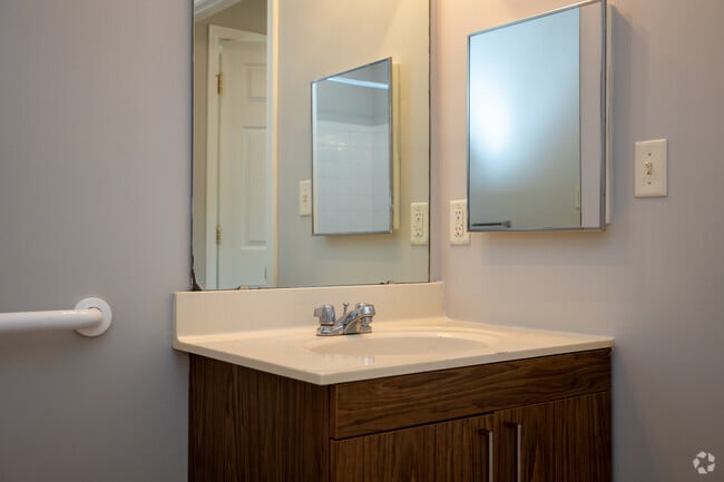 1BR,1BA - 753SF - Bathroom