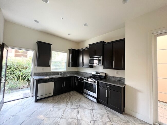 Photo - Beautiful 3 bedroom 2.5 bath in Roseville!