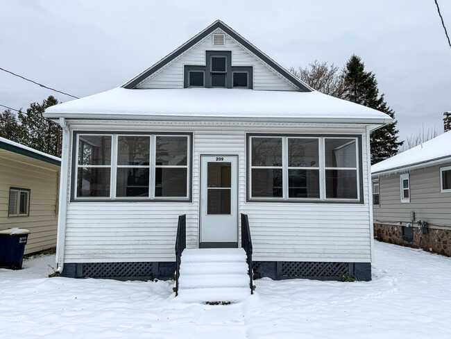 Building Photo - 209 E Harding Ave