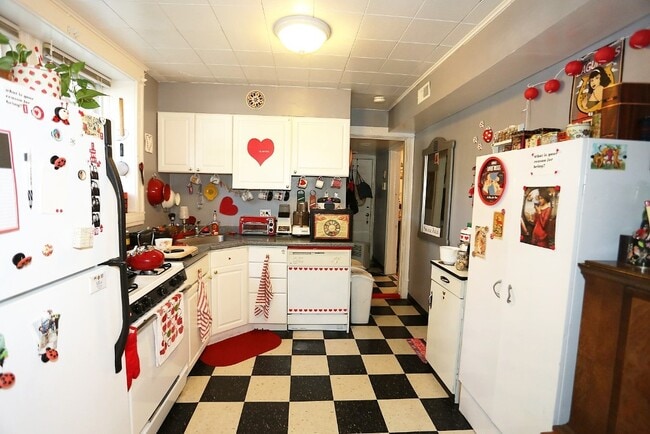 Building Photo - 2647 N Sacramento Ave Unit 1