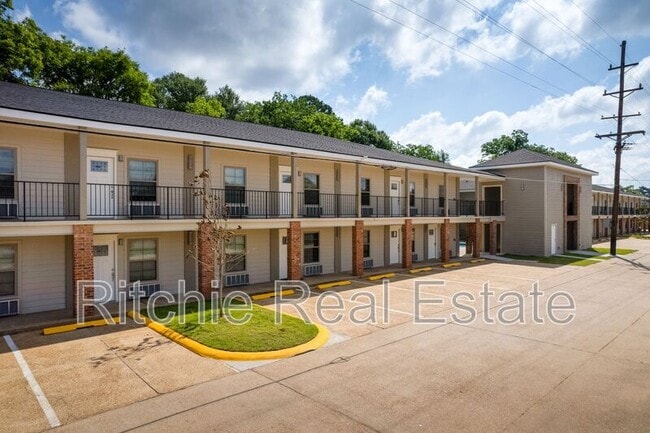 Building Photo - 3801 Halsey St Unit 55 and Older Commy Rental