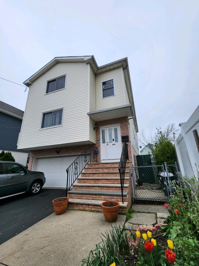668 Norwood Ter Unit 1st floor apartment House Rental in Elizabeth