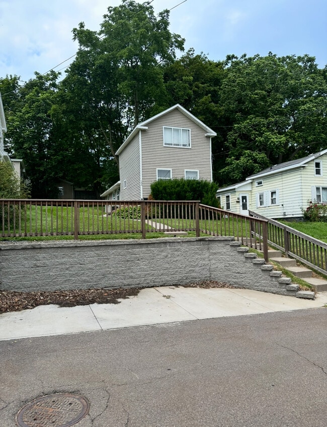 Photo - 244 E 9th St