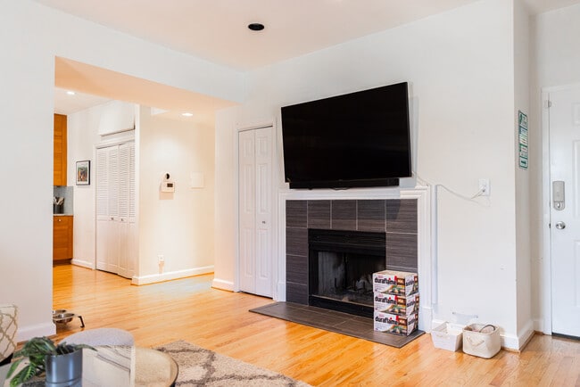 Photo - 1700 V St NW Unidad 4