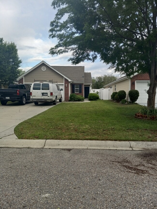 Building Photo - 407 Dandelion Ln