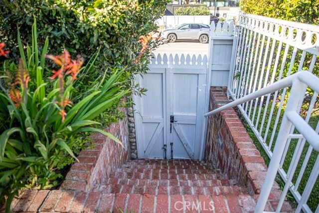 Photo - 1086 Glenneyre St