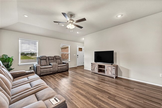 Photo - 103 W Gillian Ave