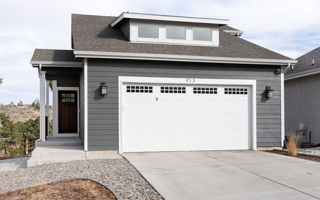 Building Photo - MODERN 3 BED/2.5 BATH HOME WITH SCENIC VIEWS