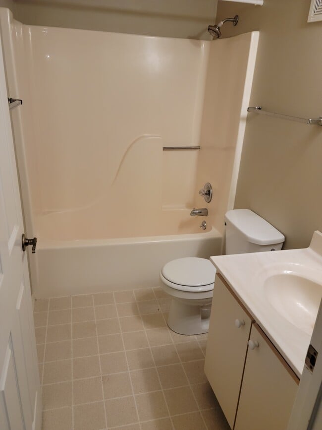 Photo - 632 Westwood Dr S Unidad D