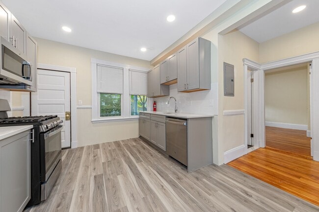 Building Photo - No Brokers Fee, In-Unit Washer and Dryer Recently Renovated