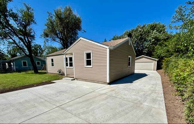 Building Photo - 817 N Clara St Rental