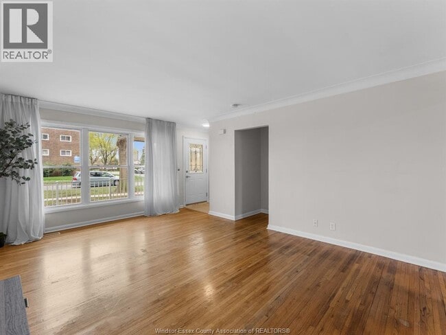 Photo - 8573 Wyandotte St E