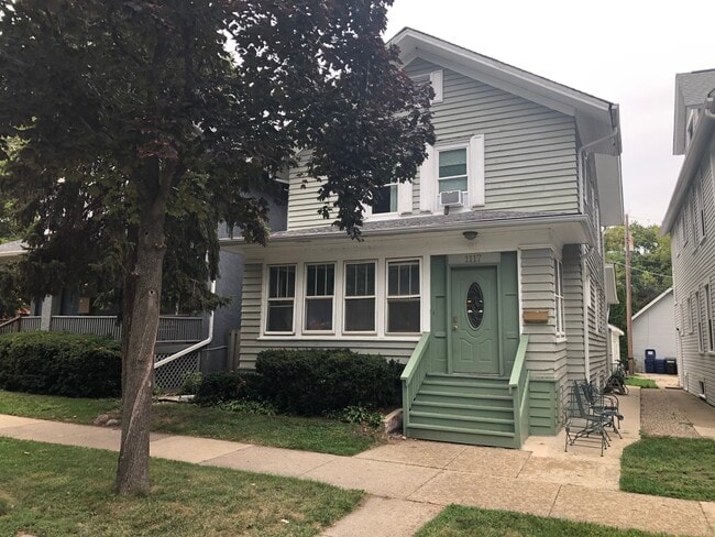 Camina hasta el campus y el transporte público. - 1117 Foster St