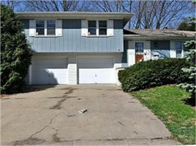 Building Photo - 3 Bedroom, 2 bath house close to UIHC and Kinnick.