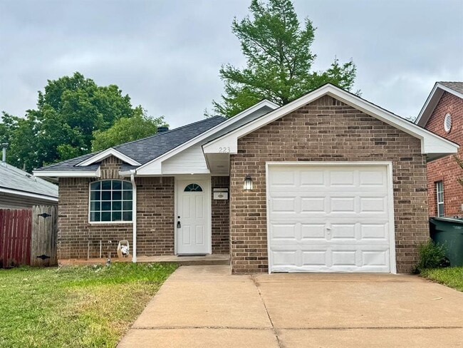 Building Photo - 223 W 6th St