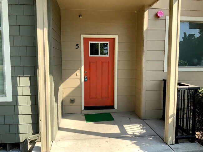 Photo - 2 Bedroom, 2 Bath Close to U of O campus on 14th & Patterson Unit 585 E 14th Ave #5