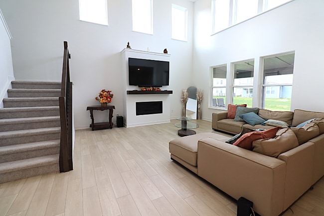 Photo - 15436 Manderley St