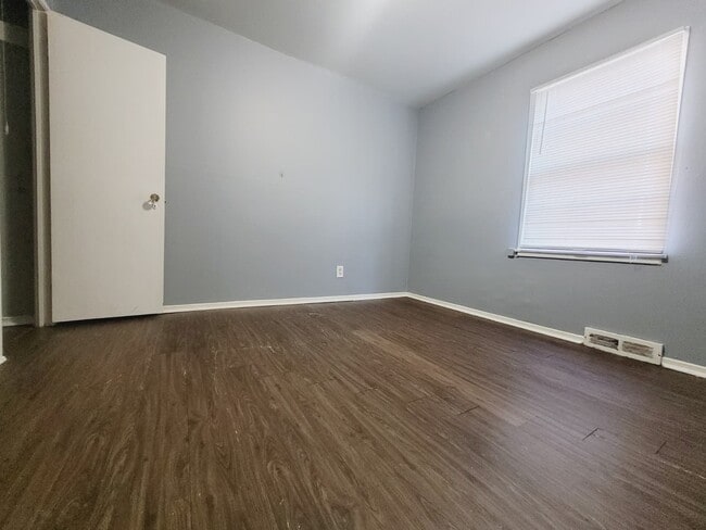 Photo - 922 W 4th St