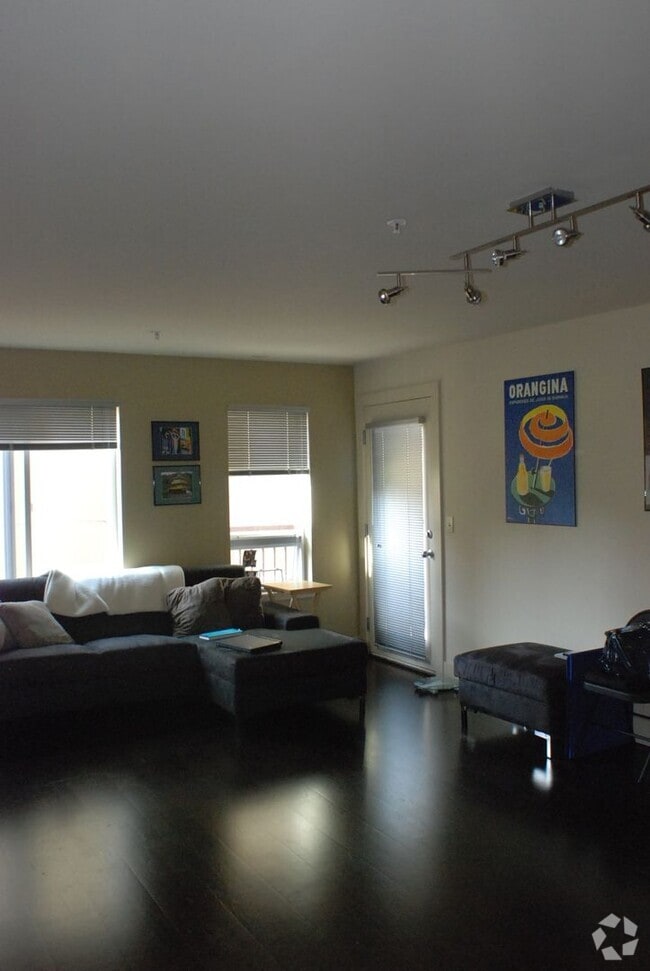 Building Photo - 1 Bedroom condo parking included