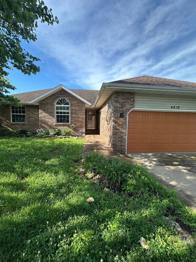 Building Photo - Beautiful home in Battlefield available now!