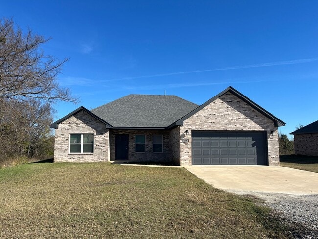 Building Photo - Stunning Home located near 70 bypass