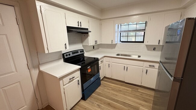 Building Photo - 500 W Cross St Unit Cross C
