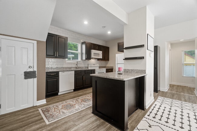 Photo - 846 W 41st St