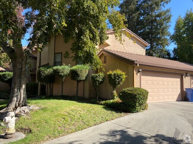 Building Photo - Tuscany Place Triplex Unit 3650 Tuscany Pl Rental
